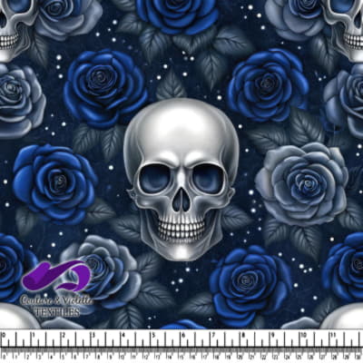 Skull Argenté Entouré de Roses Bleues et Grises