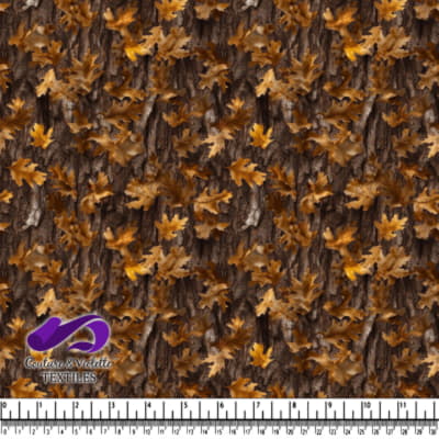 Feuilles de chêne brunes d'automne éparpillées sur l'écorce des arbres