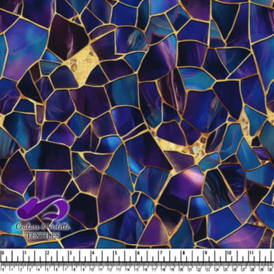 Motif mosaïque en verre teinté bleu et violet avec accents dorés