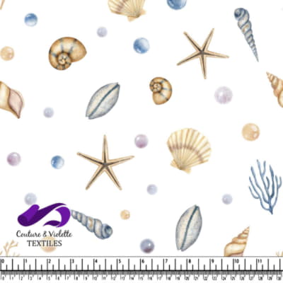 Motif de coquillages, d'étoiles de mer et de corail sur fond blanc avec des bulles colorées