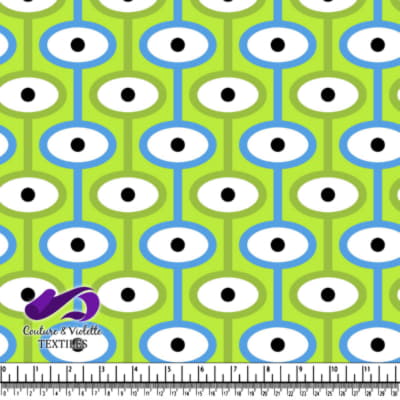 Motifs bleus et blancs avec des points noirs sur fond vert