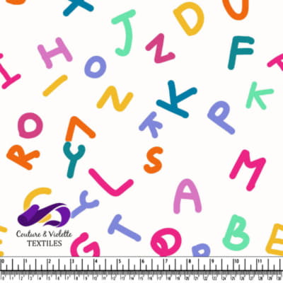 Motif d'alphabet coloré et éparpillé sur fond blanc