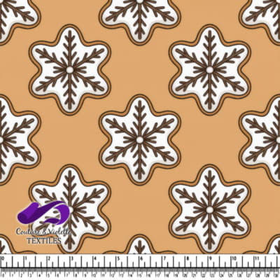 Biscuits en pain d'épice décorés en forme de flocon de neige sur un fond marron chaud