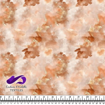 Douce texture aquarelle en beige chaud avec des accents subtils dorés