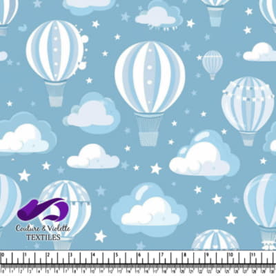 Ballons d'air chaud blancs flottant parmi les nuages et les étoiles sur fond bleu