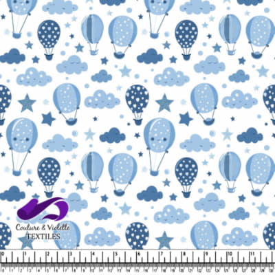 Ballons dirigeables bleus dans les nuages et étoiles