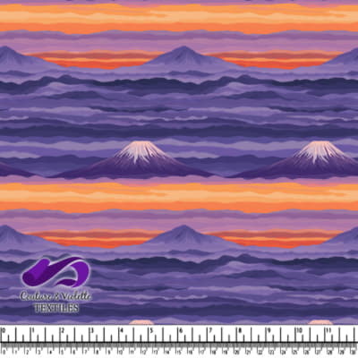 Paysage montagneux abstrait avec des teintes violettes et un ciel orange au coucher du soleil