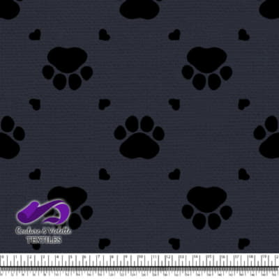 Chat - pattes entourées de petits cœurs sur une texture bleu nuit après minuit